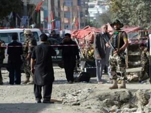 شرطيون أفغان في موقع التفجير الانتحاري بالقرب من حسينية قلعة فتح الله في كابول

