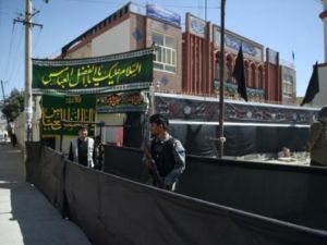 شرطي أفغاني يحرس مسجد باقر العلوم قبل ذكرى عاشوراء في كابول

