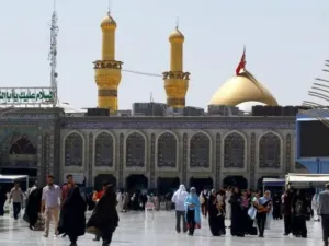 زوار ايرانيون في مرقد الامام العباس في كربلاء

