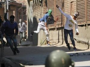 متظاهرون في كشمير الهندية يرشقون قوات الأمن الهندية بالحجارة في اشتبكات عنيفة في سريناغار في جنوب كشمير
