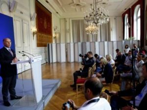 كازنوف يتحدث الى الصحافة بعد لقائه ممثلين عن المسلمين في فرنسا
