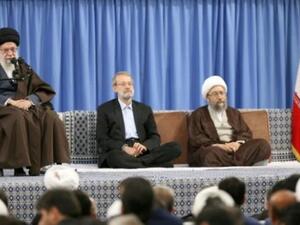 آية الله علي خامنئي وإلى يساره علي لاريجاني وشقيقه صادق

