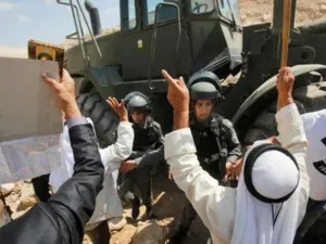 فلسطينيون وأجانب يتصدون لجرافة إسرائيلية قرب قرية الخان الأحمر بالضفة الغربية المحتلة

