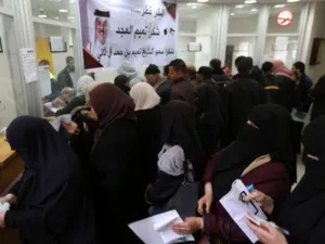 موظفون فلسطينيون مُعينون من قبل حماس ينتظرون لصرف رواتبهم المقدمة من قطر في خان يونس يوم الجمعة
