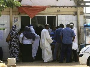 طابور لسودانيين امام احد المخابز في العاصمة الخرطوم
