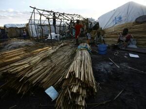 لاجئون من جنوب السودان يقومون ببناء كوخ في مخيم في ولاية النيل الابيض جنوب الخرطوم 
