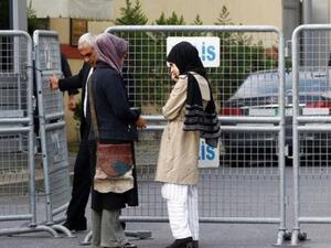 خطيبة الصحفي السعودي جمال خاشقجي (إلى اليسار) تنتظر وصديقتها خارج مقر السفارة السعودية باسطنبول

