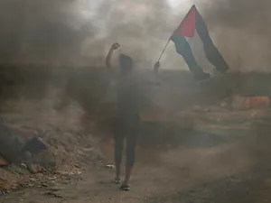 شاب فلسطيني خلال تظاهرة في الضفة الغربية