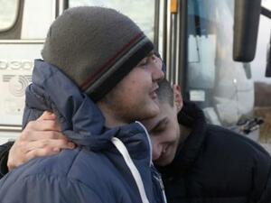 يتعانقان خلال تبادل عملية الاسرى بين سلطات كييف وقوات الانفصاليين في غورليفكا
