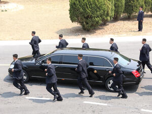 حراس كيم الشخصيون يواكبون سيارته جريا على الاقدام