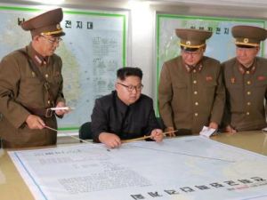 الزعيم الكوري الشمالي كيم جونج أون يزور مقر قيادة الجيش
