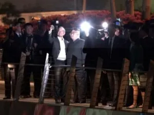 وزير خارجية سنغافورة يلتقط سلفي مع الزعيم الكوري الشمالي خلال نزهته الليلية
