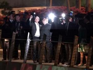 وزير خارجية سنغافورة يلتقط سلفي مع الزعيم الكوري الشمالي خلال نزهته الليلية
