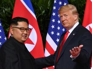 الرئيس الأميركي دونالد ترامب وزعيم كوريا الشمالية كيم جونغ اون في بداية قمتهما التاريخية في سنغافورة
