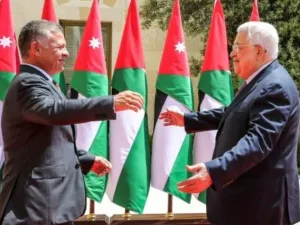 الملك عبدالله الثاني والرئيس الفلسطيني محمود عباس في القصر الملكي الاردني في عمان

