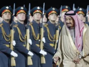العاهل السعودي الملك سلمان يستعرض حرس الشرف لدى وصوله مطار فنوكوف على مشارف موسكو يوم الأربعاء
