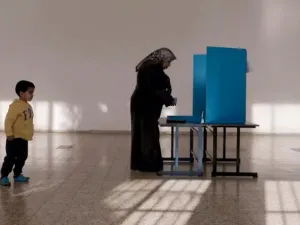 سيدة عربية تدلي بصوتها في الانتخابات الاسرائيلية