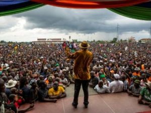 زعيم المعارضة في كينيا رايلا اودينغا يلقي خطابا امام تجمع لمؤيديه في معقله كيسومو

