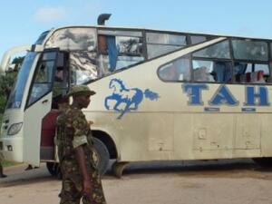 شرطيون كينيون قرب حافلة هاجمها المتمردون الشباب في شرق كينيا
