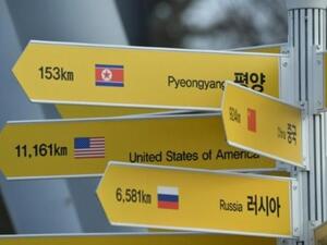 لوحات تحمل المسافة التي تفصل المنطقة المنزوعة السلاح بين الكوريتين ومدن عدة في العالم في مدينة باجو الحدودية

