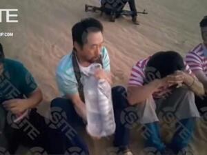 صورة من فيديو نشره موقع سايت في الاول من آب/اغسطس 2018 يظهر أربع رهائن، خطفهم مسلحون في طرابس
