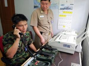 ضابط كوري جنوبي يجري اتصالا بضابط في كوريا الشمالية في المكتب العسكري قرب المنطقة المنزوعة السلاح بين الكوريتين.

