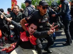 عناصر الشرطة يعتقلون متظاهرا يحاول خرق حظر التجمع في ساحة تقسيم في اسطنبول لاحياء عيد العمال
