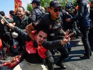 عناصر الشرطة يعتقلون متظاهرا يحاول خرق حظر التجمع في ساحة تقسيم في اسطنبول لاحياء عيد العمال
