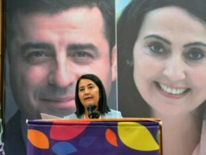 سيربيل كمال بيه الرئيسة المشاركة المنتخبة لحزب الشعوب الديموقراطي المعارض تتحدث امام صورة زعيمي الحزب المسجونين فيغن يوكسيكداغ وصلاح الدين دمرتاس

