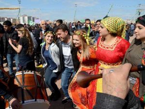 الأكراد يحتفلون بالنوروز في جنوب شرق تركيا رغم إطلاق نار