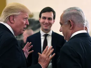كوشنير متوسطا رئيس الوزراء الاسرائيلي بنيامين نتانياهو (يمين) والرئيس الاميركي دونالد ترامب
