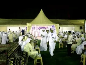 كويتيون يشاركون في لقاء انتخابي

