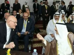 أمير الكويت، الشيخ صباح الأحمد الجابر الصباح (يسار) ورئيس الوزراء اللبناني تمام سلام
