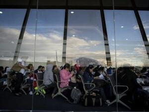 عاملات فيليبينيات في مطار مانيلا الدولي بعد عودتهن من الكويت
