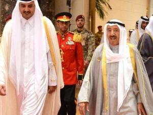 أمير الكويت الشيخ صباح الأحمد الجابر الصباح (إلى اليمين) يرحب بأمير قطر الشيخ تميم بن حمد آل ثاني في القمة العربية بالكويت

