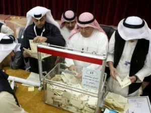 فرز الاصوات في مركز اقتراع قرب العاصمة الكويتية

