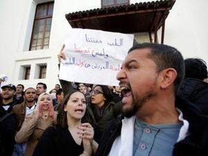 أطباء جزائريون يرددون شعارات خلال احتجاج في الحزائر

