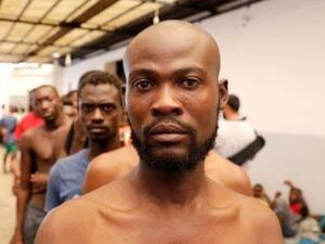 مهاجرون في مركز لسلطات مكافحة الهجرة غير الشرعية في طرابلس في ليبيا

