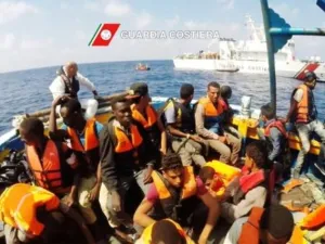 لقطة من فيديو نشره جهاز خفر السواحل الايطالي لاعمال انقاذ مهاجرين على زورق في المتوسط مقابل سواحل ليبيا

