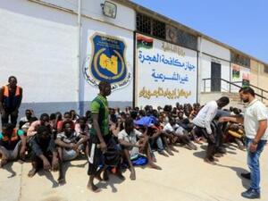 مجموعة من المهاجرين الافارقة غير الشرعيين امام مركز جهاز مكافحة الهجرة غير الشرعية في تاجوراء قرب طرابلس

