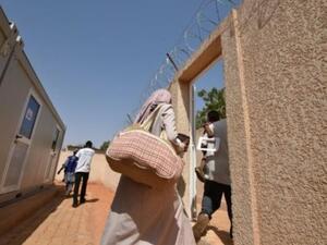 لاجئون في مبنى تابع لمفوضية الامم المتحدة السامية للاجئين في نيامي بعد اجلائهم من ليبيا

