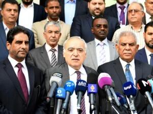 ارشيف/ المبعوث الاممي الخاص بليبيا غسان سلامة متوسطا ممثلي لجنة حوار برلمان طبرق عبد السلام نصية (يسارا) ولجنة حوار المجلس الاعلى للدولة موسى فرج 