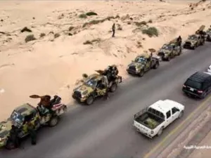 قوات حفتر تتقدم نحو العاصمة الليبية من عدة محاور