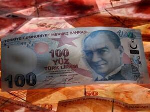 مطعم تركي يقدم شطائر سمك مجانية لمن يحول الدولار إلى الليرة

