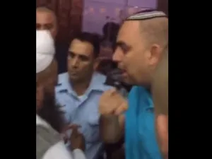 الشرطة الاسرائيلية تقتحم مسجدا لمنع صلاة العيد