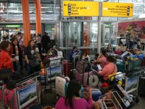 مسافرون عالقون في مطار هيثرو بعد الغاء رحلات لشركة بريتيش إيرويز

