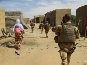 دورية فرنسية في بلدة تيلليت في مالي

