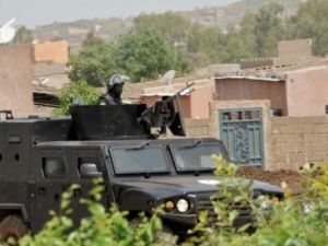 آلية لقوات النخبة في الجيش المالي قرب منتجع كانغابا السياحي في باماكو
