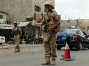 عنصر من القوات الموالية للرئيس عبدربه منصور هادي في حي المنصورة السكني في عدن
