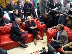 المرشحة اليمينية المتطرفة للانتخابات الرئاسية الفرنسية مارين لوبن